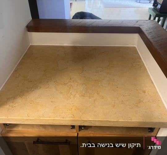 משטח שיש בהיר עם דוגמת עורקים עדינה